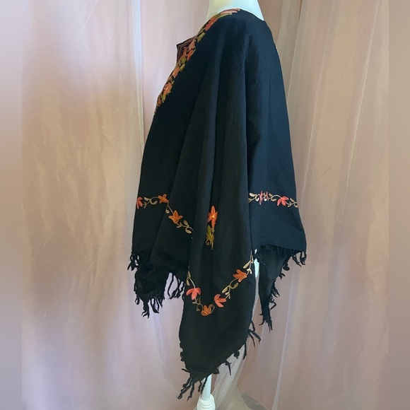 Woollen Poncho with Kashmiri Floral Embroidery and Lining BB111 - Picture 8 of 8